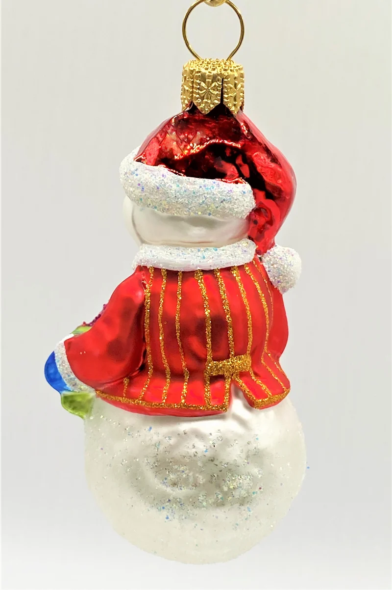Kleiner Schneemann mit roter Jacke