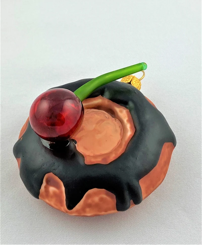 Schokoladen-Donut mit Kirsche