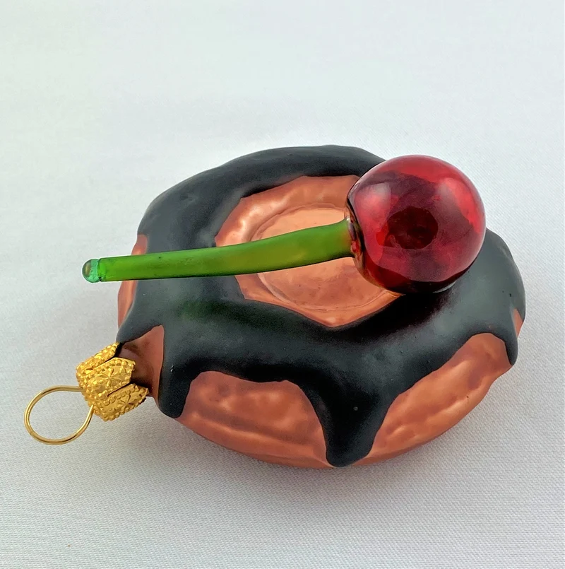 Schokoladen-Donut mit Kirsche