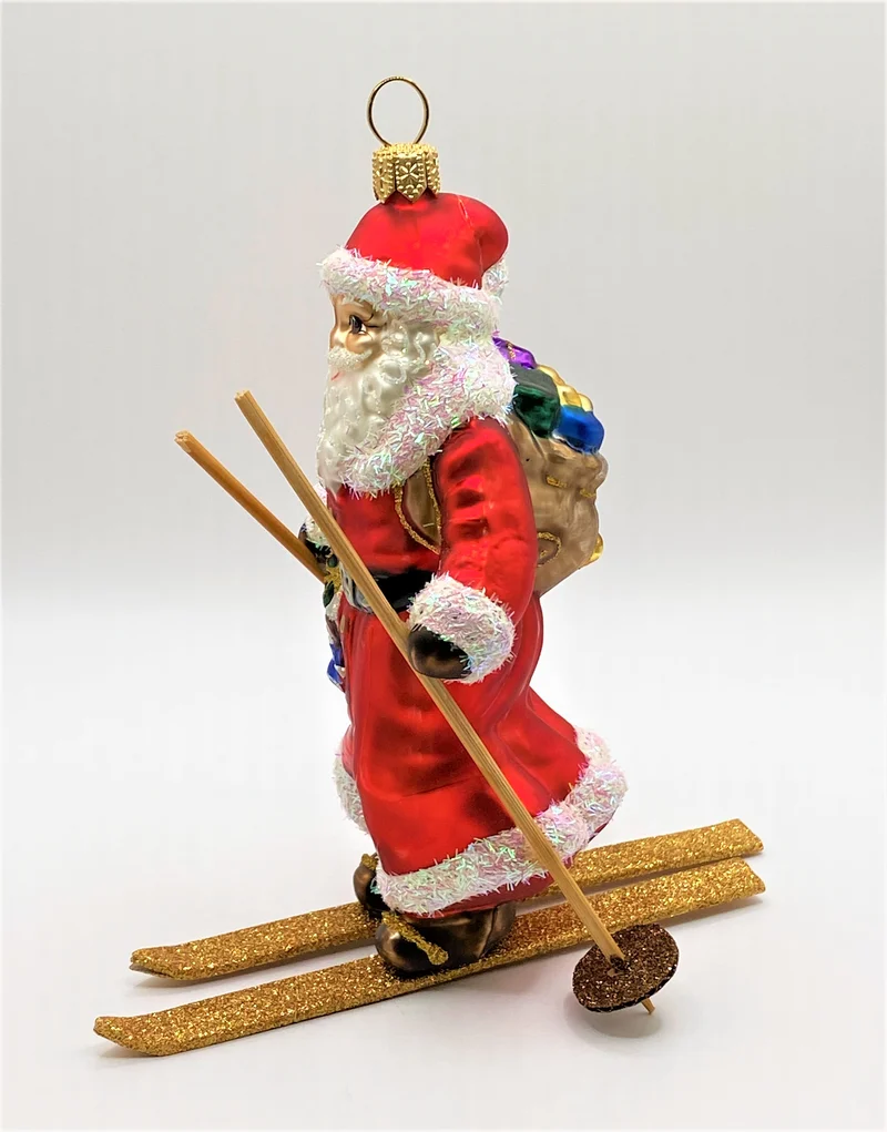 Weihnachtsmann auf Ski mit Geschenksack