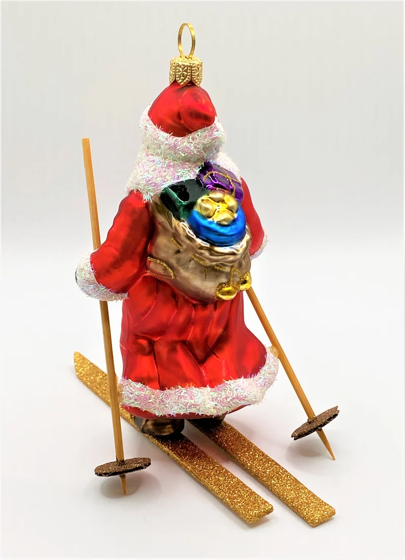 Weihnachtsmann auf Ski mit Geschenksack