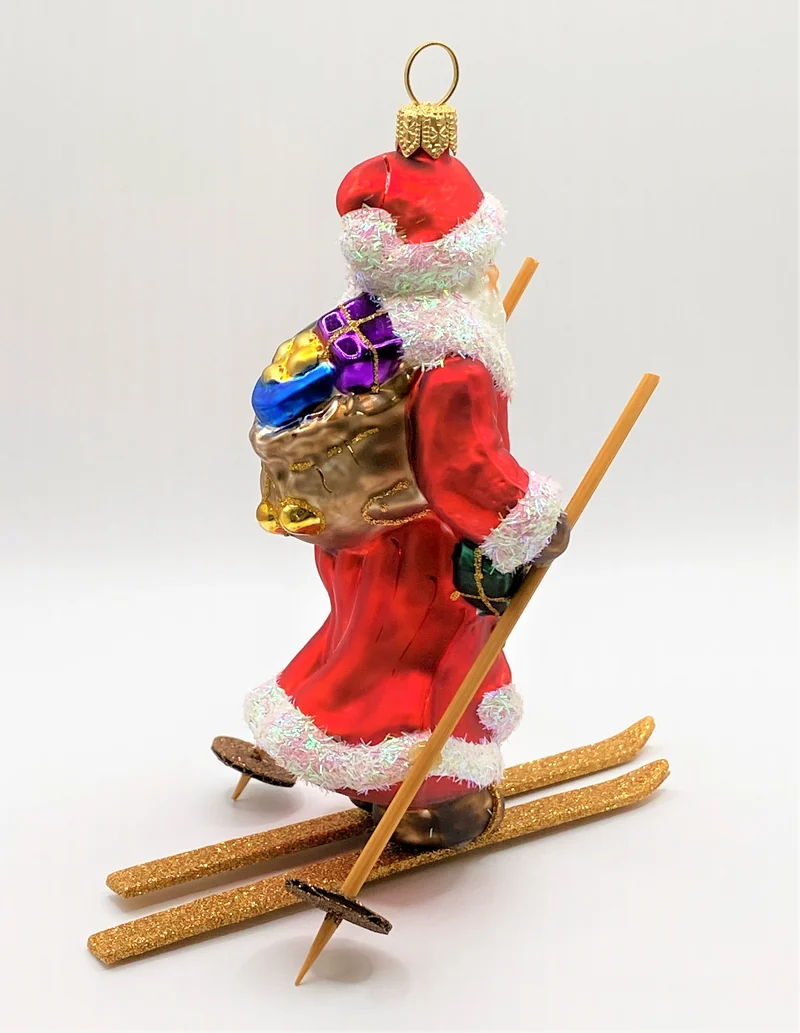 Weihnachtsmann auf Ski mit Geschenksack