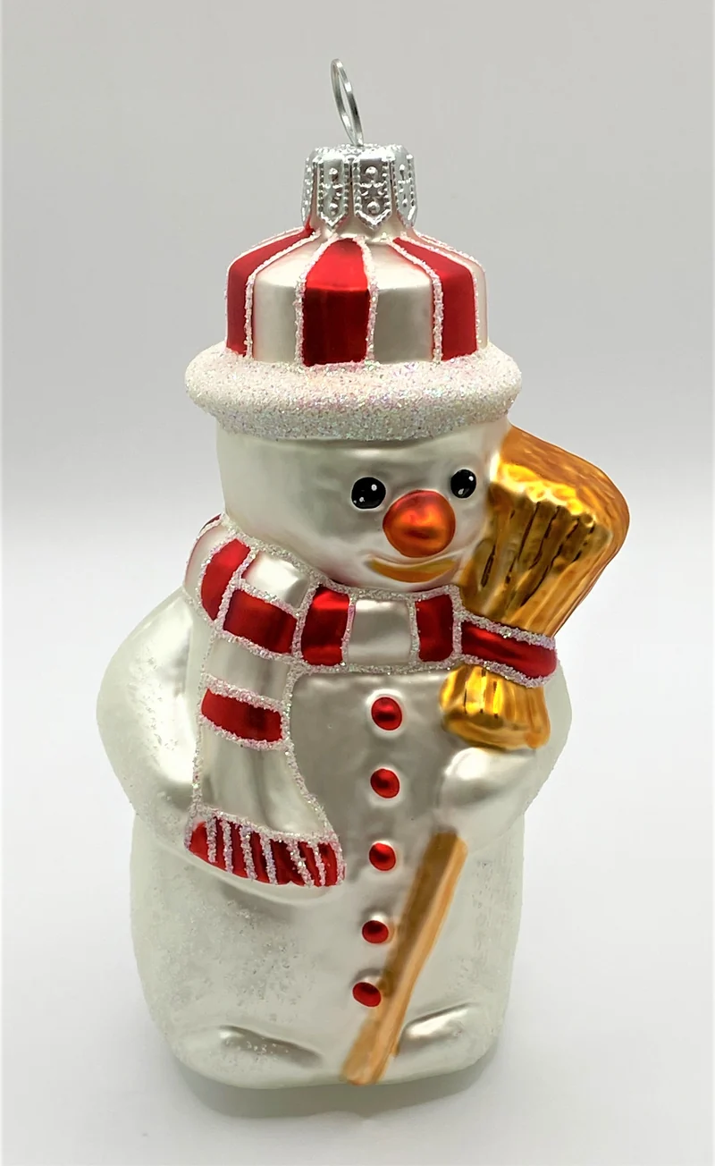Schneemann mit gestreiftem Hut und Besen