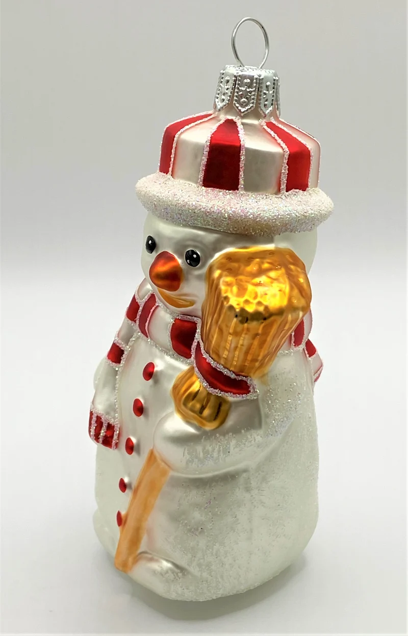 Schneemann mit gestreiftem Hut und Besen