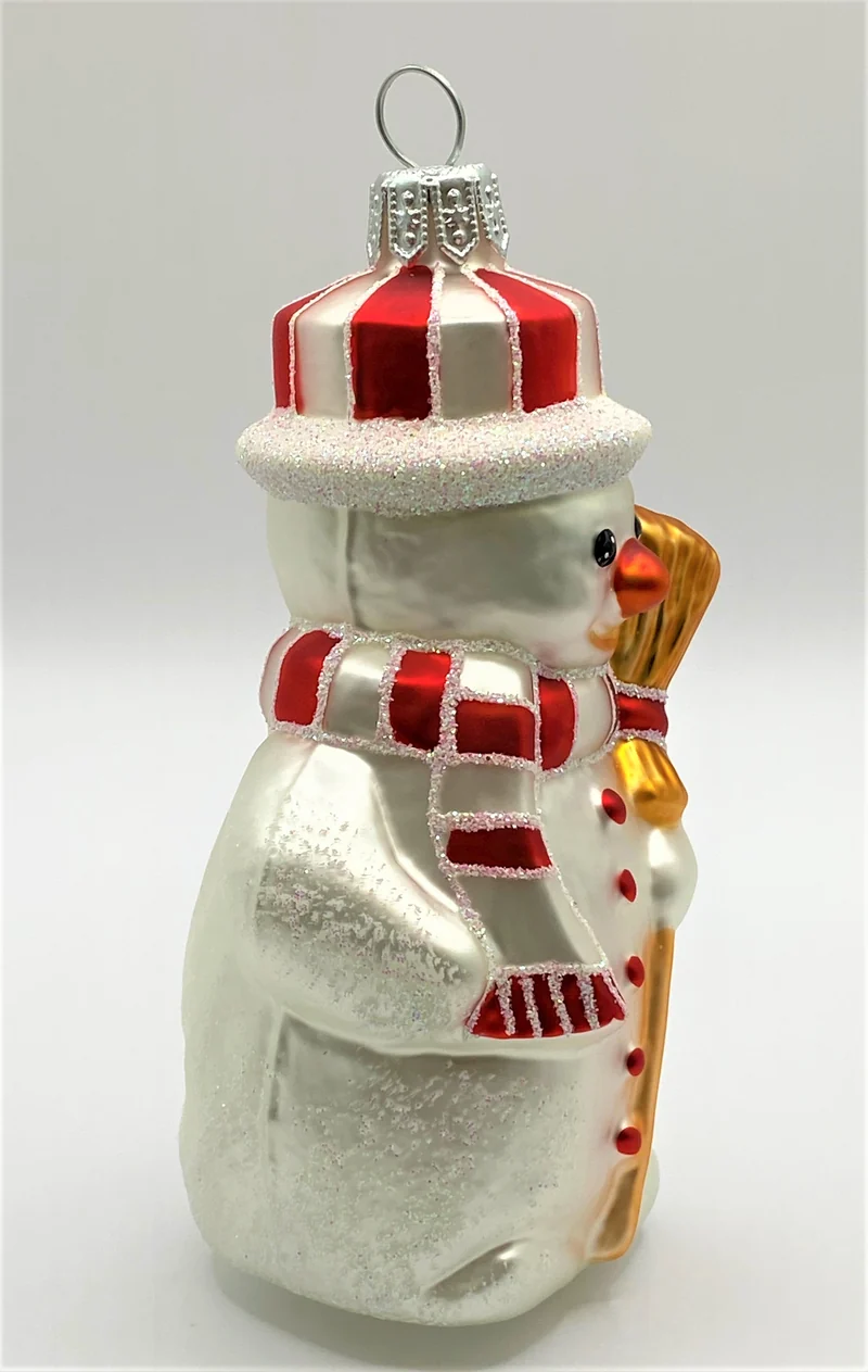 Schneemann mit gestreiftem Hut und Besen