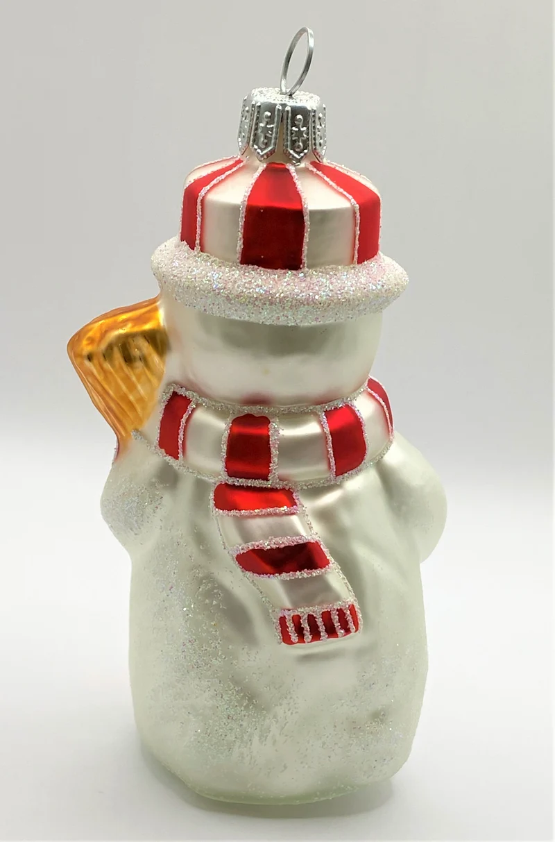 Schneemann mit gestreiftem Hut und Besen