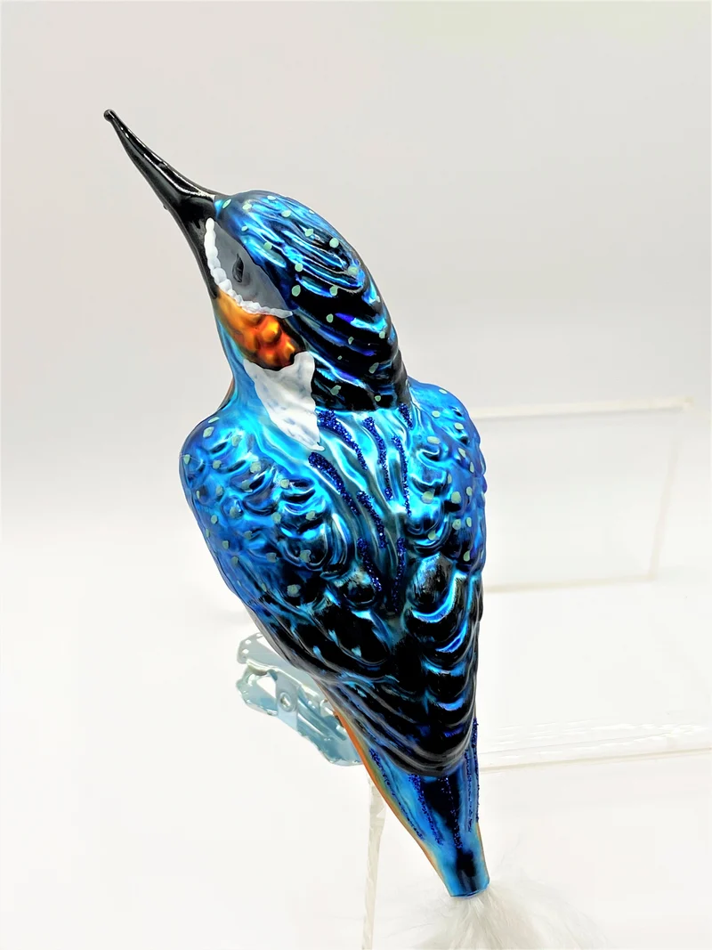 Eisvogel auf Clip, blau mit weisser Naturfeder