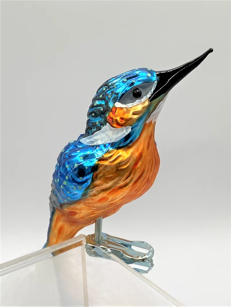 Eisvogel auf Clip, blau mit weisser Naturfeder
