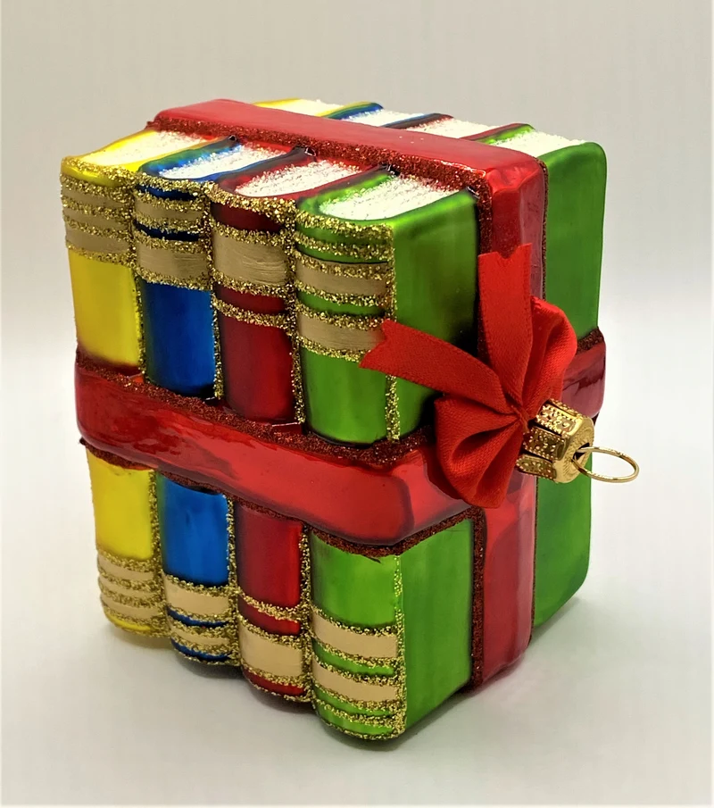 Bücherstapel mit Geschenkband