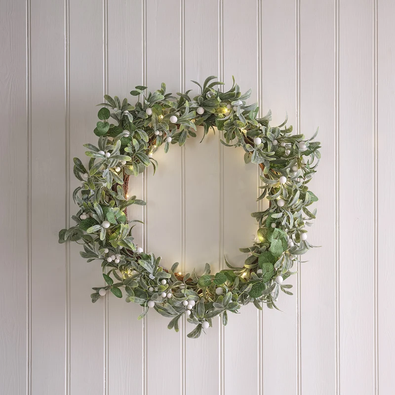 Weihnachtskranz und Weihnachtsgirlande Mistelzweige und Eukalyptus mit Beleuchtung