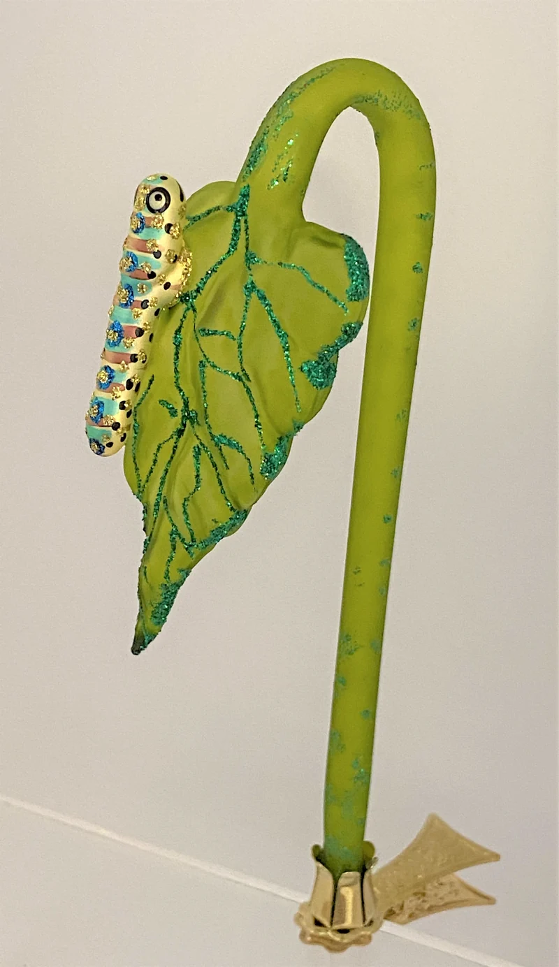 Grüne Raupe an Blatt auf Clip