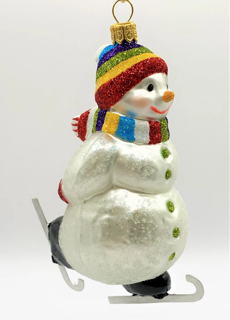 Schneemann Schlittschuh fahrend mit bunter Mütze