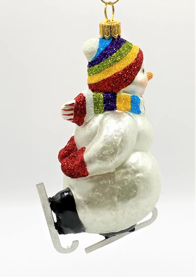 Schneemann Schlittschuh fahrend mit bunter Mütze