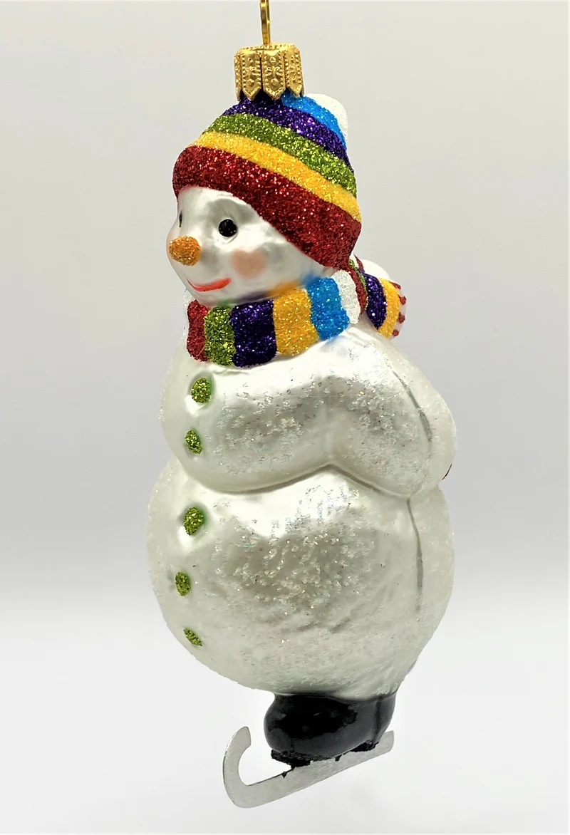 Schneemann Schlittschuh fahrend mit bunter Mütze