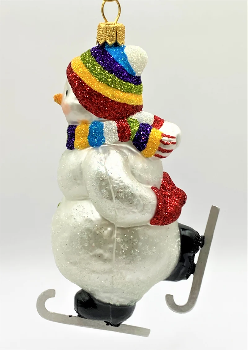 Schneemann Schlittschuh fahrend mit bunter Mütze