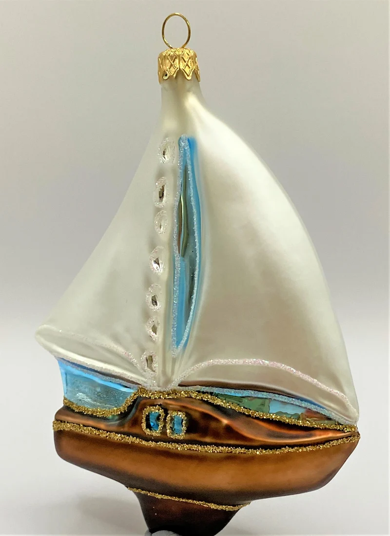 Segelboot mit weissen Segeln