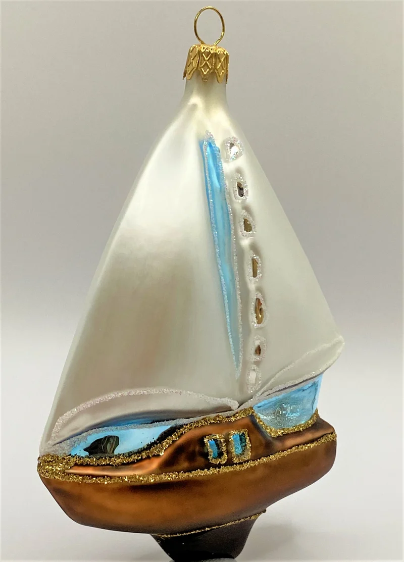 Segelboot mit weissen Segeln