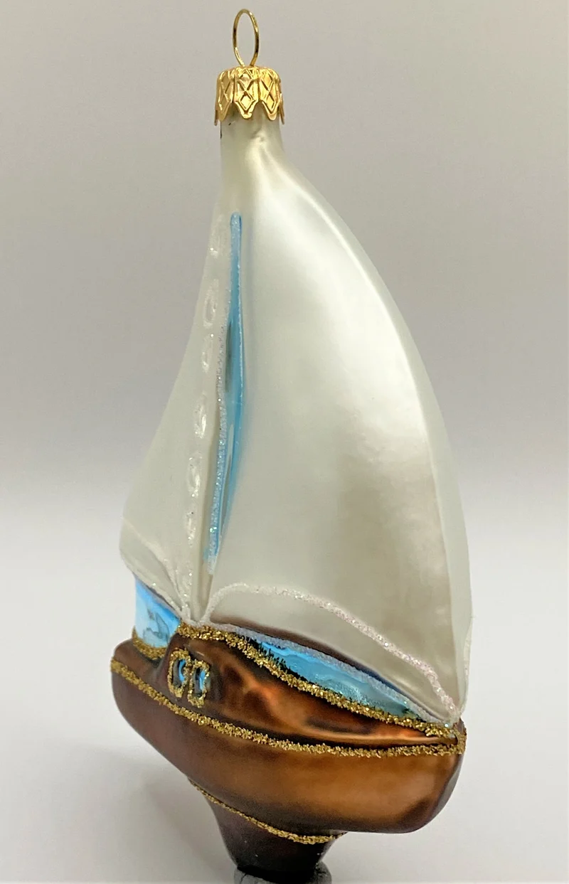 Segelboot mit weissen Segeln