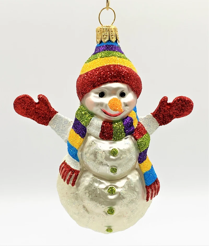 Schneemann mit bunter Mütze und roten Handschuhen