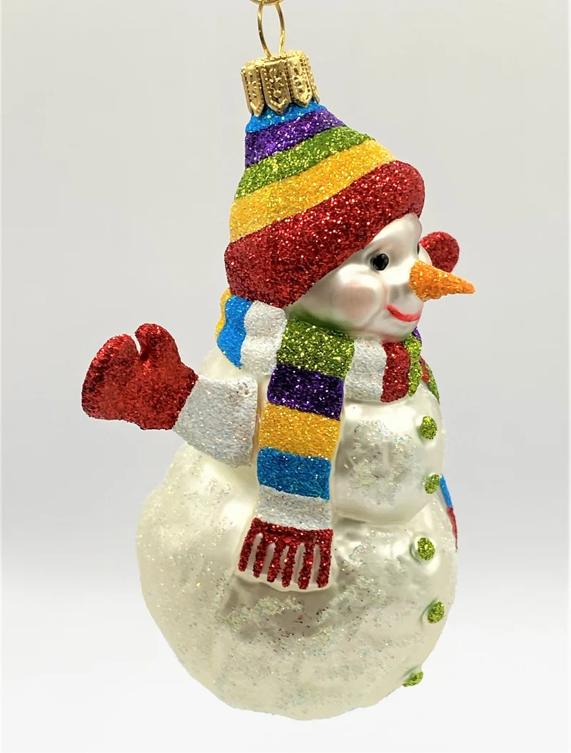 Schneemann mit bunter Mütze und roten Handschuhen