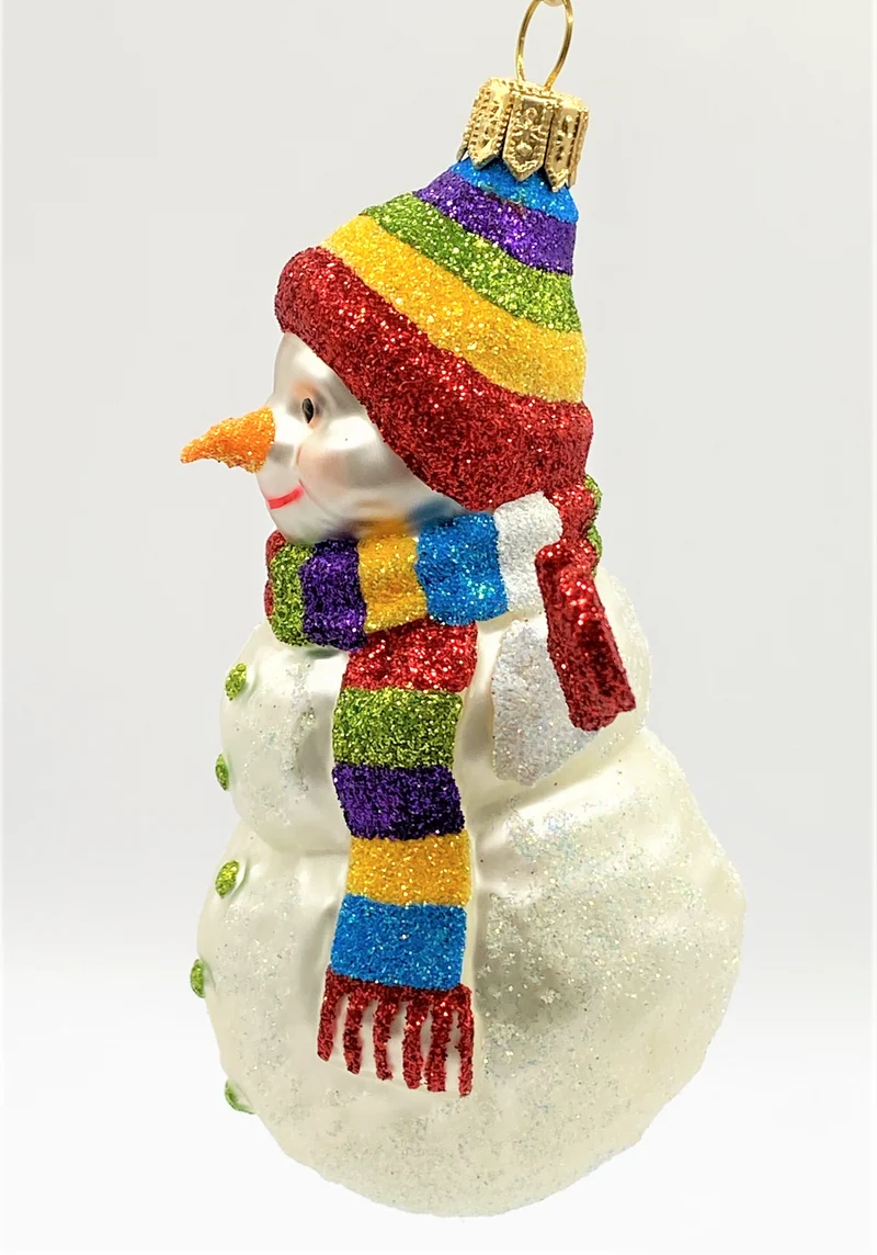 Schneemann mit bunter Mütze und roten Handschuhen