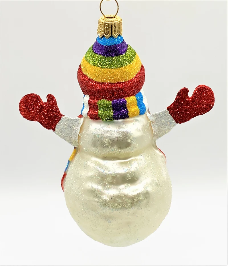 Schneemann mit bunter Mütze und roten Handschuhen