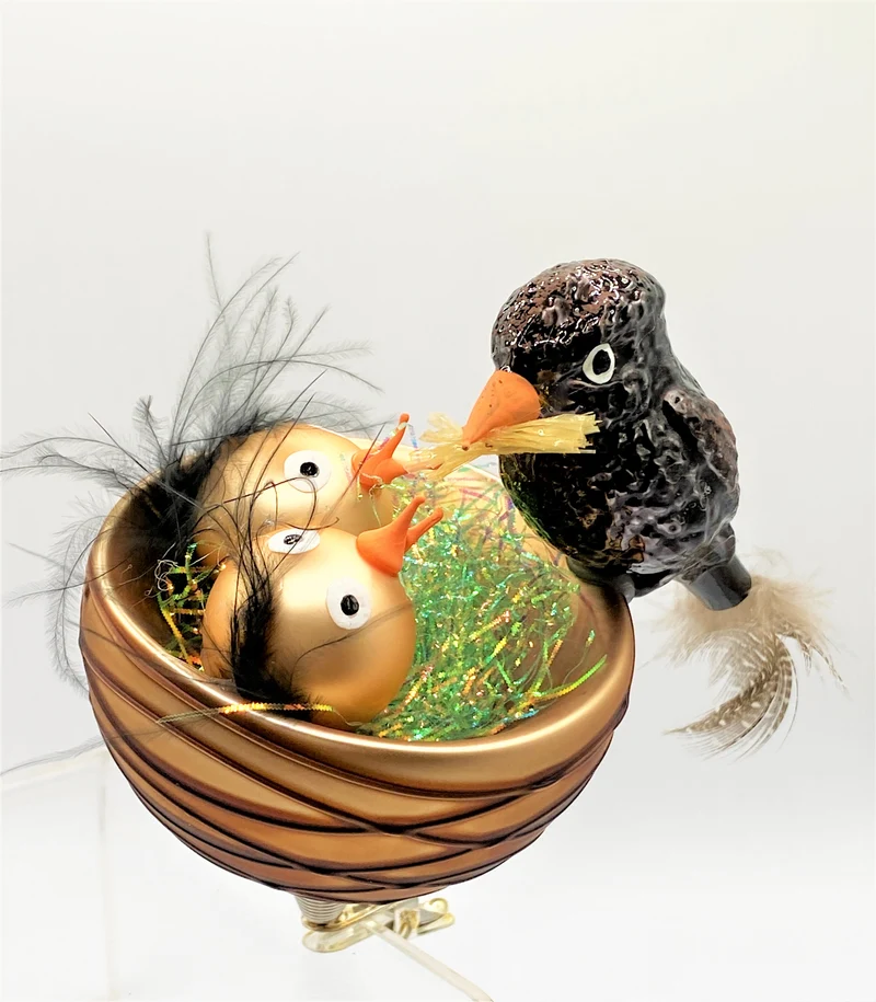 Die Amsel füttert die Jungen im Nest