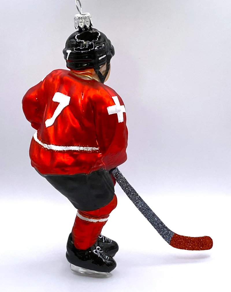 Eishockey Spieler mit Schweizer Kreuz