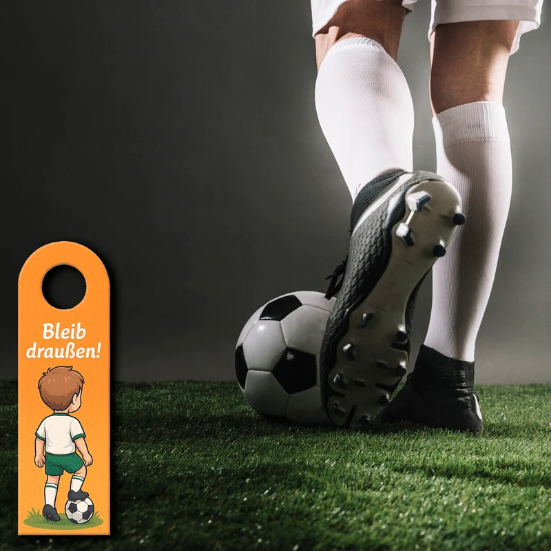 Junge mit Fußball Bleib draußen! Komm rein! Türhänger
