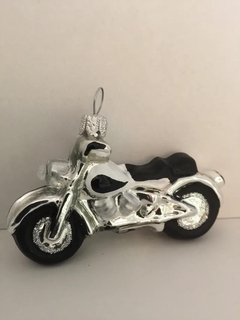 Motorrad klein, weiss mit schwarzem Sattel