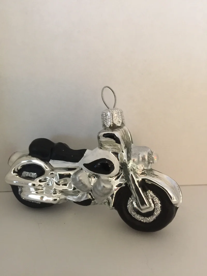 Motorrad klein, weiss mit schwarzem Sattel