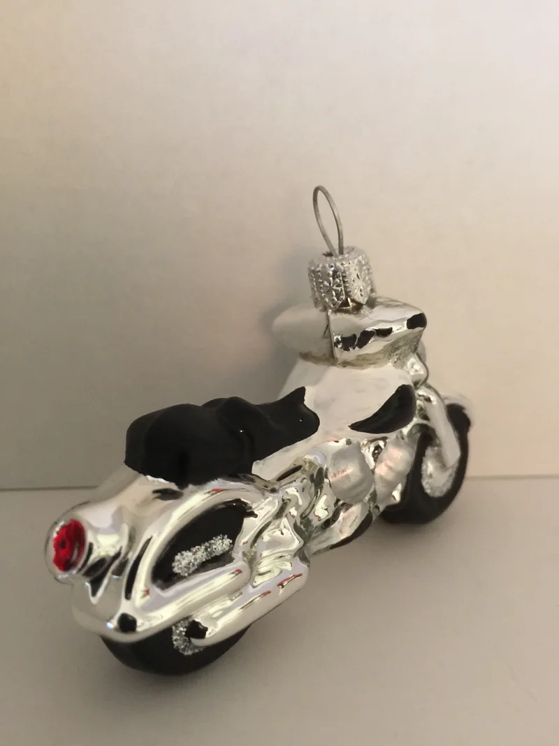Motorrad klein, weiss mit schwarzem Sattel