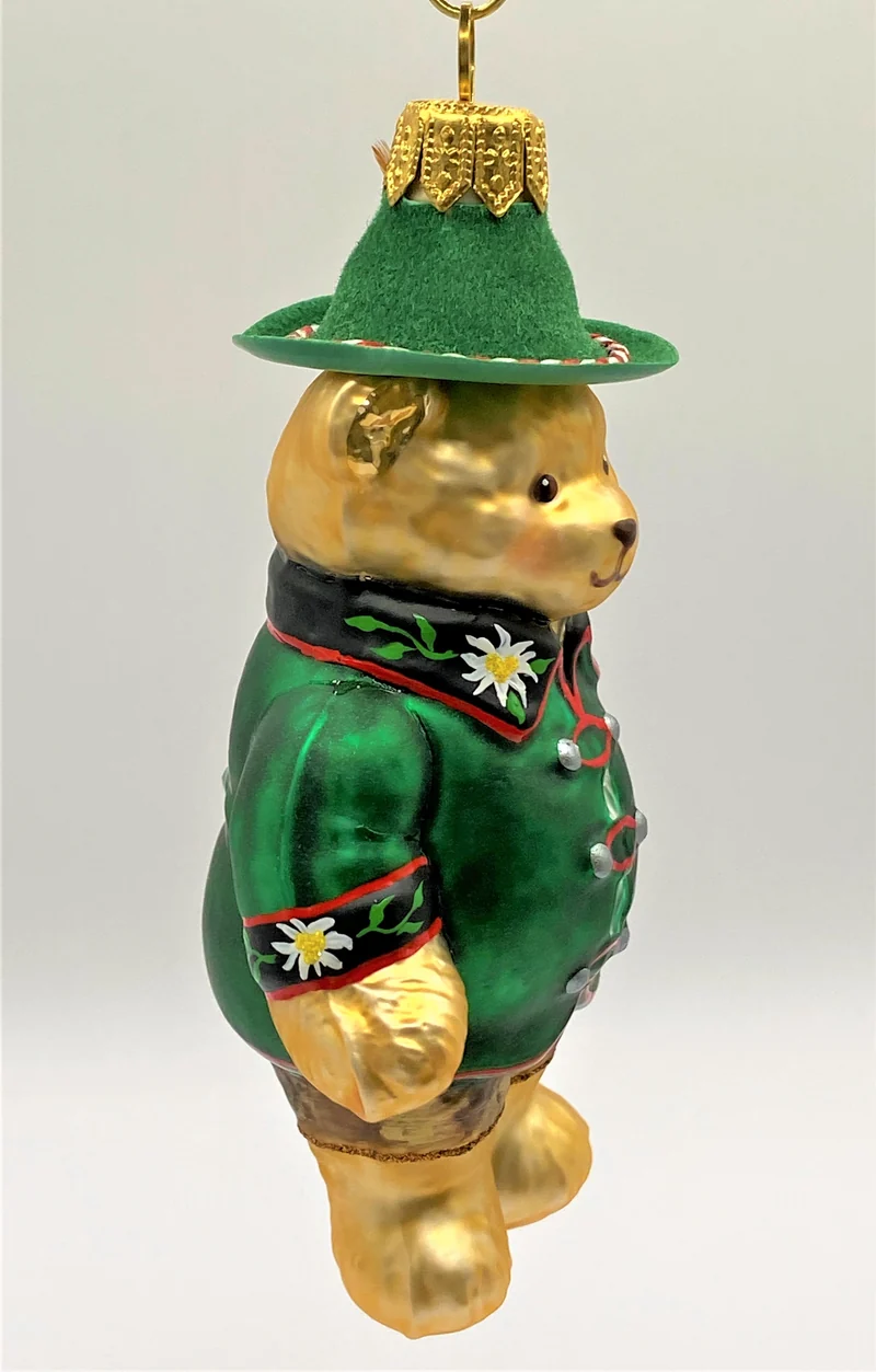 Bär mit Hut und grüner Jacke