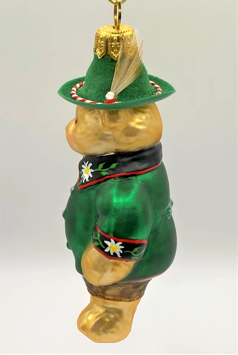 Bär mit Hut und grüner Jacke