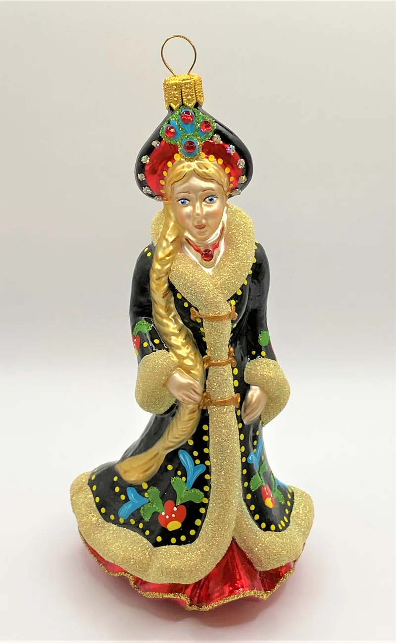Snegurotschka in traditionellem russischen Mantel