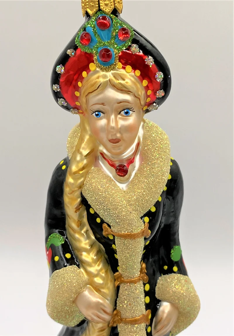 Snegurotschka in traditionellem russischen Mantel