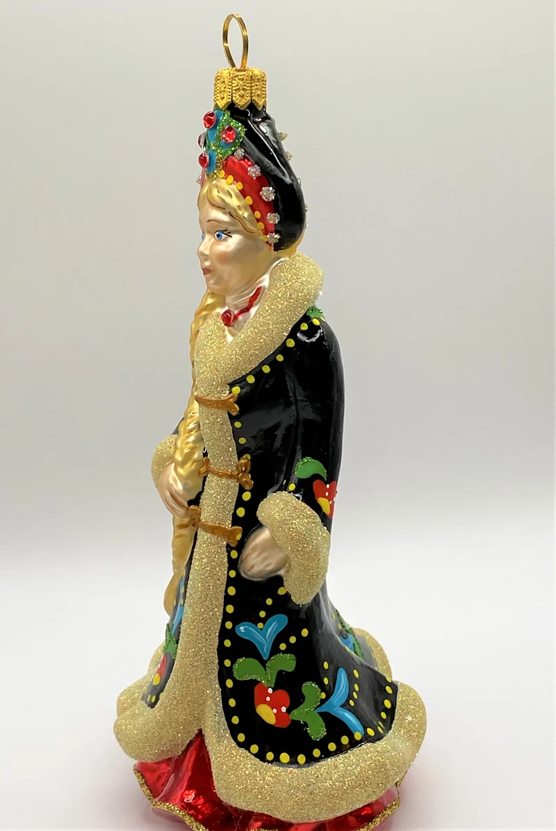 Snegurotschka in traditionellem russischen Mantel