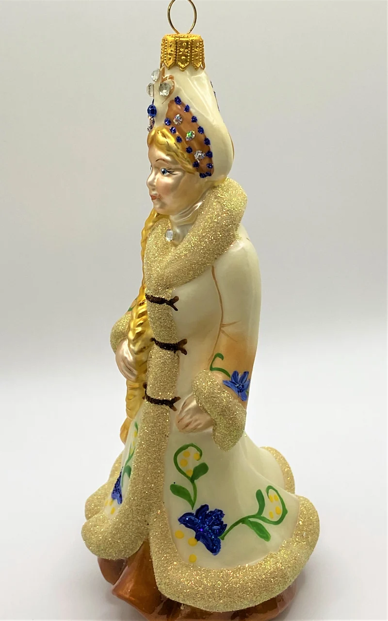 Snegurotschka im beigen Mantel