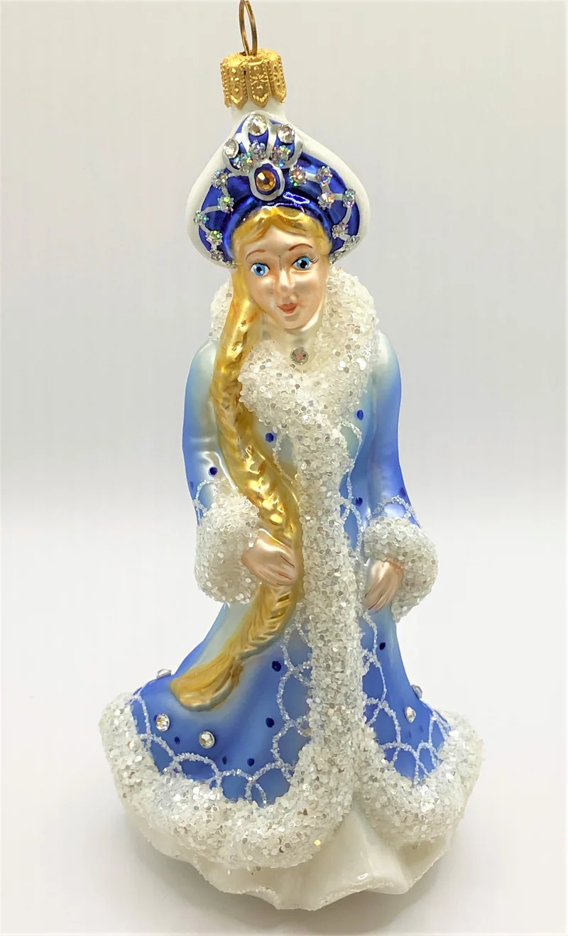 Snegurotschka im eisblauen Mantel