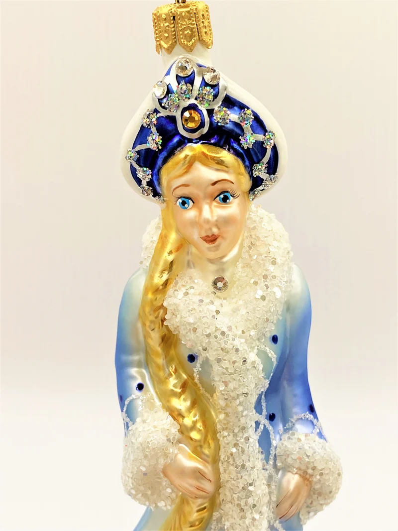 Snegurotschka im eisblauen Mantel