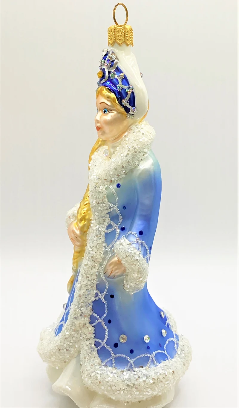 Snegurotschka im eisblauen Mantel