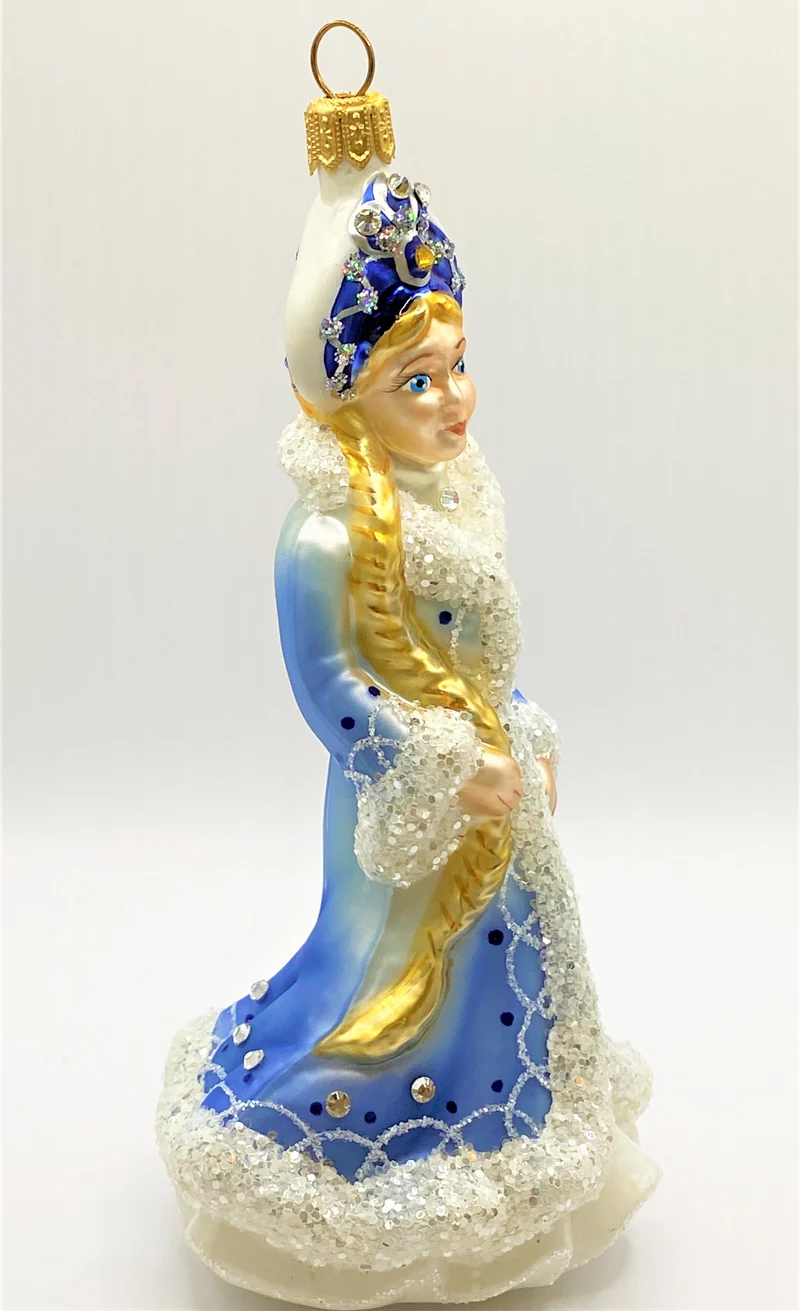 Snegurotschka im eisblauen Mantel