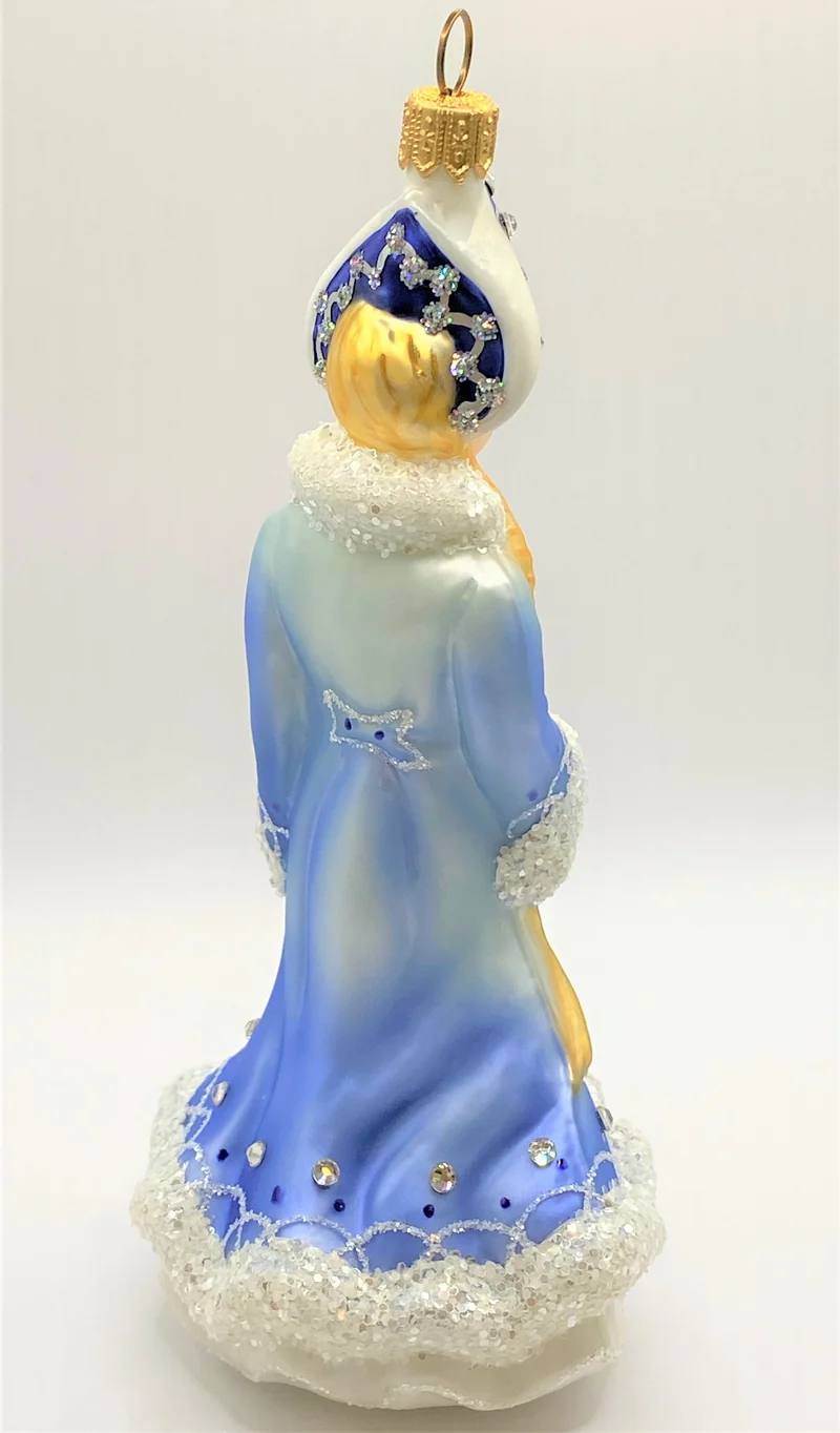 Snegurotschka im eisblauen Mantel