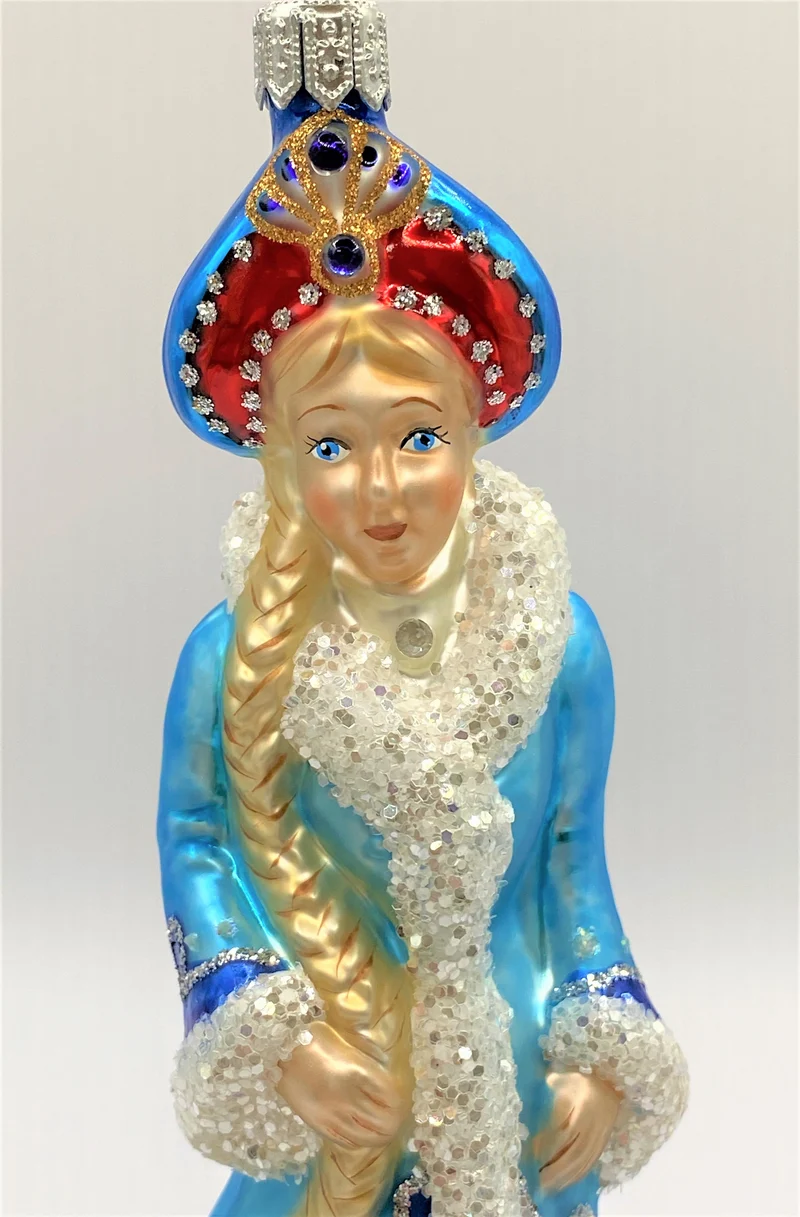 Snegurotschka im blauen Mantel