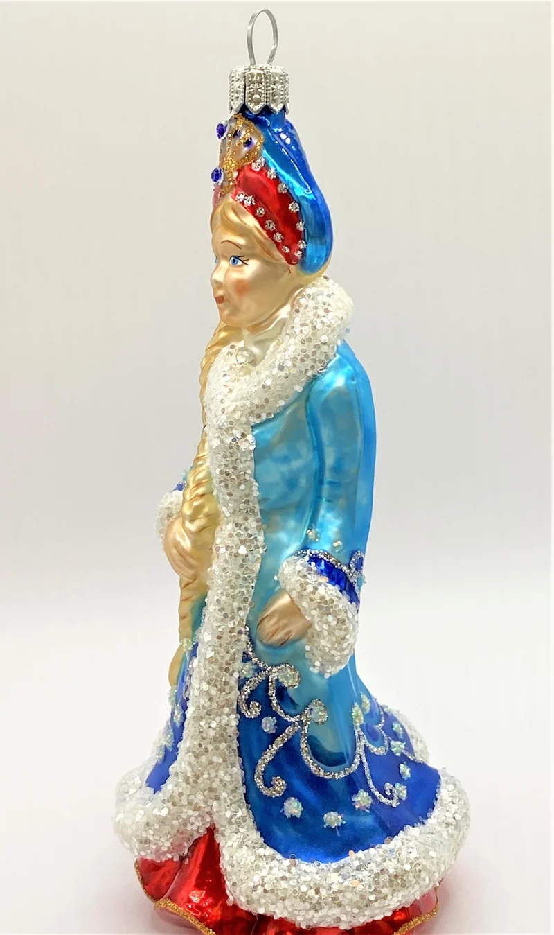 Snegurotschka im blauen Mantel