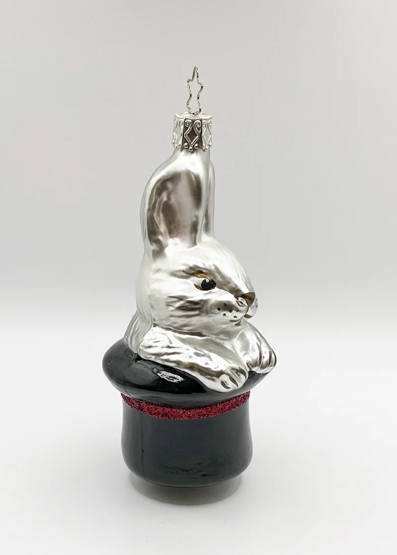 Weisser Hase im Zauberhut