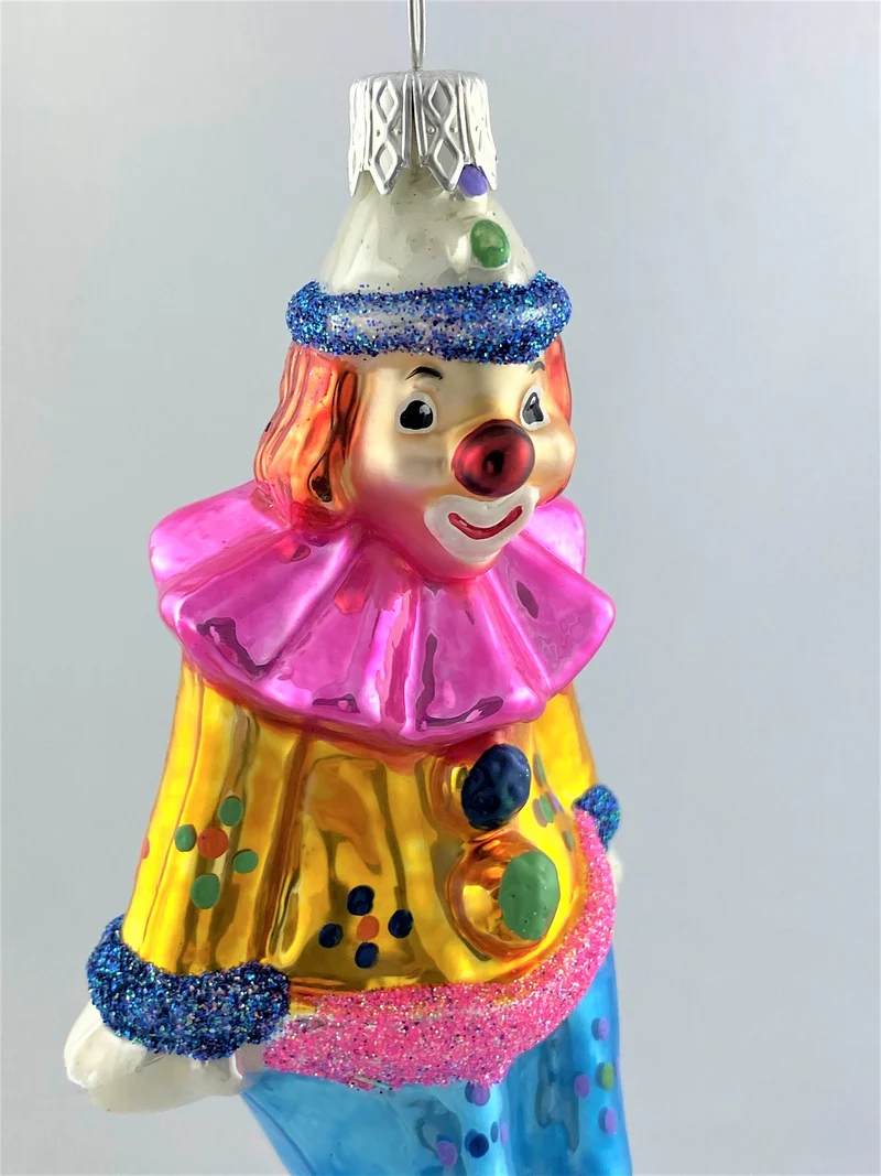 Clown im Kostüm mit grossem rosa Kragen