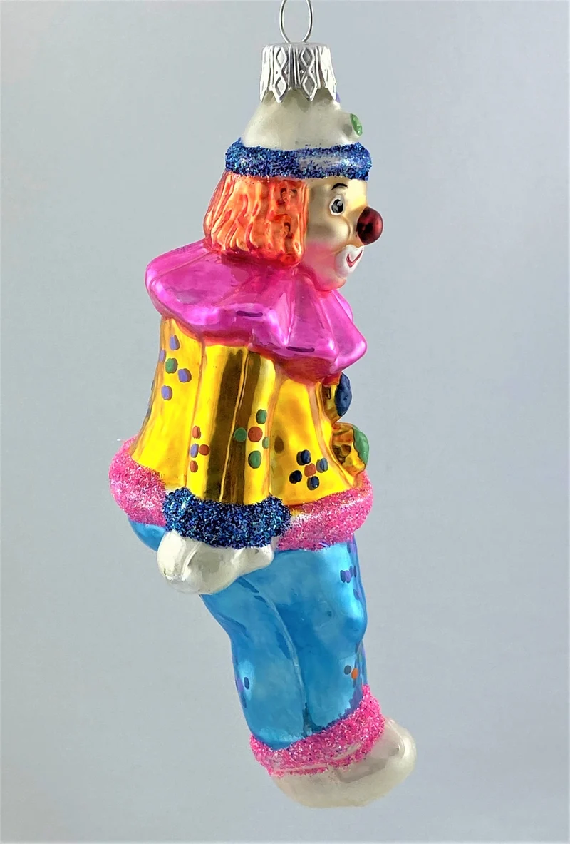 Clown im Kostüm mit grossem rosa Kragen