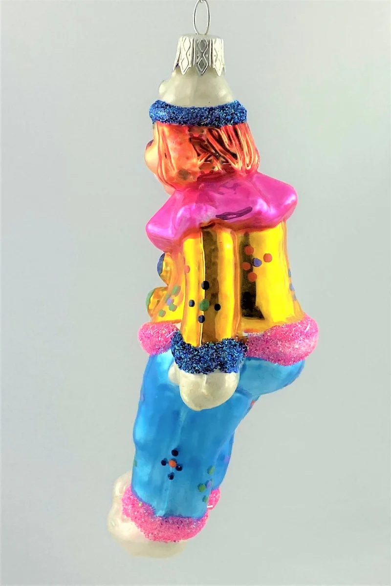 Clown im Kostüm mit grossem rosa Kragen