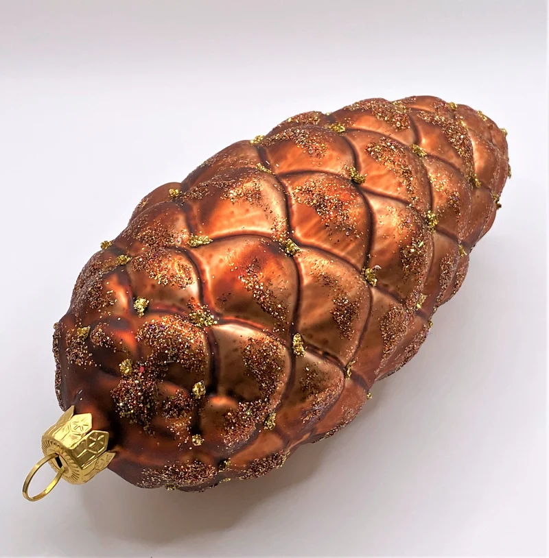 Grosser brauner Zapfen